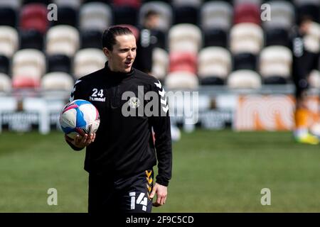 Newport, Royaume-Uni. 17 avril 2021. Aaron Lewis du comté de Newport lors du match de football de la deuxième ligue de football de l'EFL, Newport County / Cambridge Utd à Rodney Parade à Newport, pays de Galles, le samedi 17 avril 2021. Cette image ne peut être utilisée qu'à des fins éditoriales. Utilisation éditoriale uniquement, licence requise pour une utilisation commerciale. Aucune utilisation dans les Paris, les jeux ou les publications d'un seul club/ligue/joueur. photo de Lewis Mitchell/Andrew Orchard sports Photography/Alamy Live News crédit: Andrew Orchard sports Photography/Alamy Live News Banque D'Images