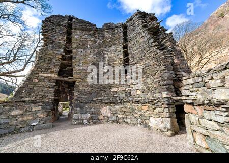 GLENELG HIGHLANDS SCOTLAND DUN TELVE BROCH VUE DU MUR DEBOUT ET PORTE Banque D'Images