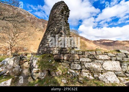 GLENELG HIGHLANDS SCOTLAND DUN TELVE BROCH VUE DU MUR DEBOUT Banque D'Images