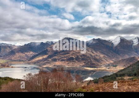 LOCH DUICH KINTAIL CÔTE OUEST DE L'ÉCOSSE UNE VUE DE LA RATAGAN PASS POUR LE PONT DE SHIEL ET LA NEIGE A COUVERT CINQ SŒURS Banque D'Images
