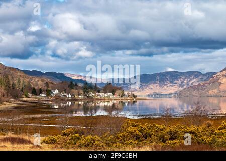 LOCH DUICH KINTAIL CÔTE OUEST DE L'ÉCOSSE, VUE SUR LE LOCH VERS LES MAISONS DU VILLAGE RATAGAN Banque D'Images