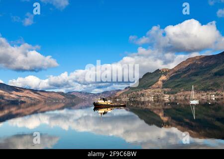 LOCH DUICH KINTAIL CÔTE OUEST DE L'ÉCOSSE, VUE SUR LE LOCH DIRECTION INVERINATE DEPUIS AULT A' CHRUINN AVEC LE VIEUX REMORQUEUR ET UN YACHT Banque D'Images