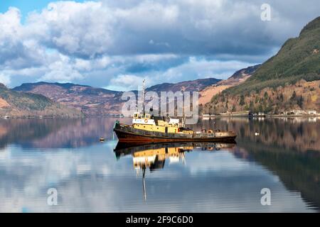 LOCH DUICH KINTAIL CÔTE OUEST DE L'ÉCOSSE, VUE SUR LE LOCH DIRECTION INVERINATE DEPUIS AULT A' CHRUINN AVEC LE VIEUX REMORQUEUR LE TREGEAGLE Banque D'Images