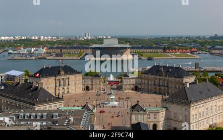 Une photo de la ville de Copenhague, centrée sur le palais d'Amalienborg et surplombant l'Opéra de Copenhague, prise d'un point de vue. Banque D'Images