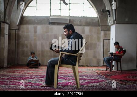 Maarrat Misrin, Syrie. 17 avril 2021. Les musulmans syriens ont lu le Coran à la mosquée de la ville de Maarrat Misrin, pendant le Saint mois de jeûne musulman du Ramadan. Credit: Aras Alkharboutli/dpa/Alamy Live News Banque D'Images