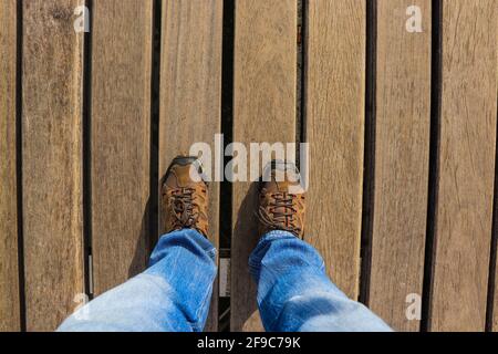 Vue de dessus de jeune homme avec des baskets et un jean Banque D'Images