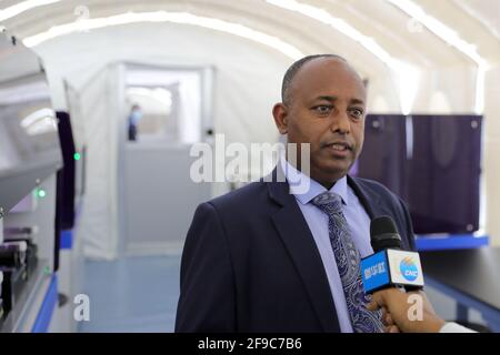 (210417) -- ADDIS ABABA, le 17 avril 2021 (Xinhua) -- le chef de l'exploitation par intérim d'Ethiopian Airlines Retta Melaku parle lors d'une interview avec Xinhua au nouveau laboratoire d'essais haut de gamme COVID-19, Huo Yan Air Lab, à l'aéroport international de Bole d'Addis Ababa, en Éthiopie, le 16 avril 2021. L'aéroport international d'Addis-Abeba Bole, l'aéroport le plus occupé d'Afrique et la porte d'entrée principale du continent, aspire à relancer son trafic passagers affecté par le COVID-19 avec un nouveau laboratoire d'essai de pointe COVID-19 exploité par les Chinois.le nouveau laboratoire d'essai haut de gamme COVID-19, Hu Banque D'Images