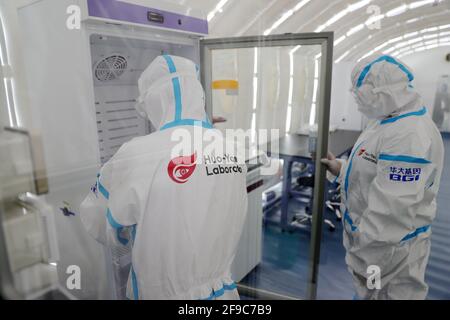 (210417) -- ADDIS ABABA, 17 avril 2021 (Xinhua) -- les travailleurs de la santé sont vus dans le nouveau laboratoire d'essais haut de gamme COVID-19, Huo Yan Air Lab, à l'aéroport international de Bole d'Addis Ababa, en Éthiopie, le 16 avril 2021. L'aéroport international d'Addis-Abeba Bole, l'aéroport le plus occupé d'Afrique et la porte d'entrée principale du continent, aspire à relancer son trafic passagers affecté par la COVID-19 avec un nouveau laboratoire de test de pointe COVID-19 exploité par les Chinois.le nouveau laboratoire de test haut de gamme COVID-19, Huo Yan Air Lab, Qui est à l'intérieur des locaux du vol international de l'Éthiopie hu Banque D'Images