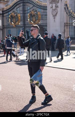 Londres, Royaume-Uni. 17 avril 2021. Un homme prend une photo de selfie devant Buckingham Palace à Londres, Royaume-Uni, le 17 avril 2021. Le prince Philip, duc d'Édimbourg, a lieu au château de Windsor. (Photo de Claire Doherty/Sipa USA) crédit: SIPA USA/Alay Live News Banque D'Images