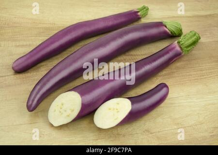 Aubergines japonaises sur fond de bois Banque D'Images