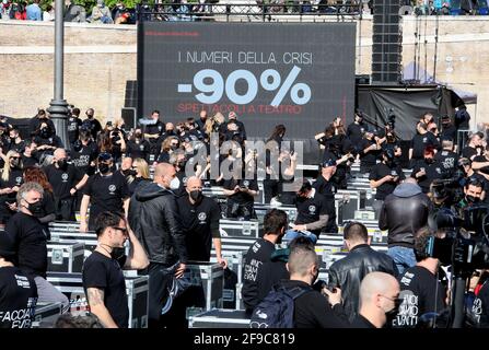Rome, Italie. 17 avril 2021. Rome, exposition nationale du secteur du divertissement et des événements avec 100 troncs sur la Piazza del Popolo photo: Crédit: Agence de photo indépendante/Alamy Live News Banque D'Images