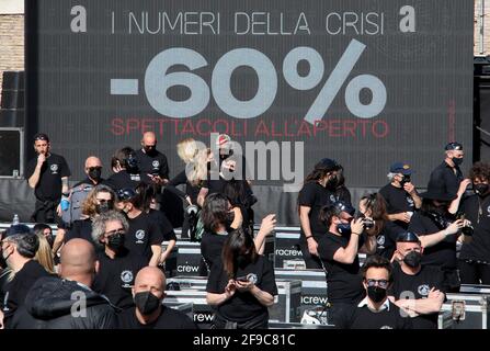 Rome, Italie. 17 avril 2021. Rome, exposition nationale du secteur du divertissement et des événements avec 100 troncs sur la Piazza del Popolo photo: Crédit: Agence de photo indépendante/Alamy Live News Banque D'Images