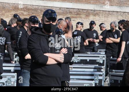Rome, Italie. 17 avril 2021. Rome, exposition nationale du secteur du divertissement et des événements avec 100 troncs sur la Piazza del Popolo photo: Crédit: Agence de photo indépendante/Alamy Live News Banque D'Images