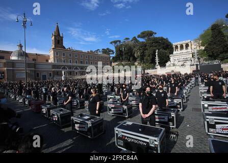Rome, Italie. 17 avril 2021. Rome, exposition nationale du secteur du divertissement et des événements avec 100 troncs sur la Piazza del Popolo photo: Crédit: Agence de photo indépendante/Alamy Live News Banque D'Images