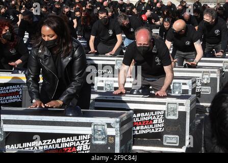 Rome, Italie. 17 avril 2021. Rome, exposition nationale du secteur du divertissement et des événements avec 100 troncs sur la Piazza del Popolo photo: Crédit: Agence de photo indépendante/Alamy Live News Banque D'Images