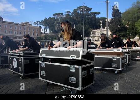 Rome, Italie. 17 avril 2021. Rome, exposition nationale du secteur du divertissement et des événements avec 100 troncs sur la Piazza del Popolo photo: Crédit: Agence de photo indépendante/Alamy Live News Banque D'Images