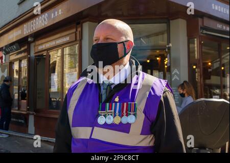 Windsor, Berkshire, Royaume-Uni. 17 avril 2021. Un steward en service porte ses médailles militaires. Les gens du coin et les visiteurs sont venus à Windsor aujourd'hui pour rendre hommage au prince Philip de HRH le jour de ses funérailles. Cependant, beaucoup ont écouté les conseils et sont restés loin en raison de la pandémie de Covid-19 en cours. Il y a eu une forte présence de police armée dans la ville avec de nombreux délégués de la gestion de la gestion des armes de petit-travail. Les funérailles du duc d’Édimbourg étaient un événement privé qui a eu lieu à la chapelle Saint-Georges, sur le terrain du château de Windsor. Crédit : Maureen McLean/Alay Live News Banque D'Images