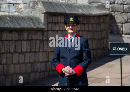 Windsor, Berkshire, Royaume-Uni. 17 avril 2021. Garde du château de Windsor Monica Tandy à l'extérieur du château de Windsor. Les gens du coin et les visiteurs sont venus à Windsor aujourd'hui pour rendre hommage au prince Philip de HRH le jour de ses funérailles. Cependant, beaucoup ont écouté les conseils et sont restés loin en raison de la pandémie de Covid-19 en cours. Il y a eu une forte présence de police armée dans la ville avec de nombreux délégués de la gestion de la gestion des armes de petit-travail. Les funérailles du duc d’Édimbourg étaient un événement privé qui a eu lieu à la chapelle Saint-Georges, sur le terrain du château de Windsor. Crédit : Maureen McLean/Alay Live News Banque D'Images