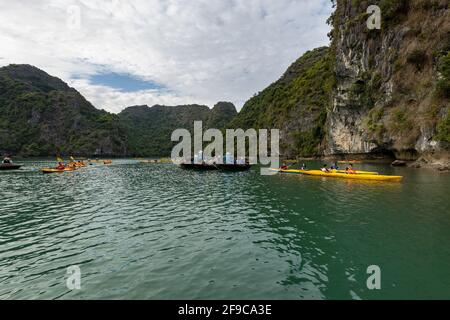 Barques pour touristes dans la baie de Ha long du Vietnam Banque D'Images