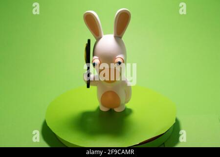 jouet lapin sur chromey isolé objet drôle écran vert Photo Stock - Alamy