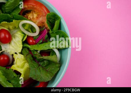 Laitue, oignon émincé, tomates cerises rouges, laitue romaine ou coca et verger suisse dans les ingrédients principaux, salade de légumes. Banque D'Images