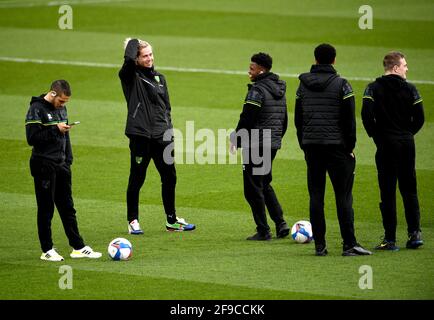 Les joueurs de Norwich City sur le terrain devant le match du championnat Sky Bet à Carrow Road, Norwich. Date de la photo: Samedi 17 avril 2021. Banque D'Images