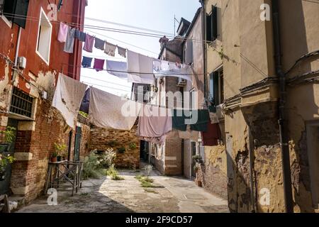 Vue sur la buanderie suspendue sur les lignes de vêtements; rues de Venise, Italie Banque D'Images