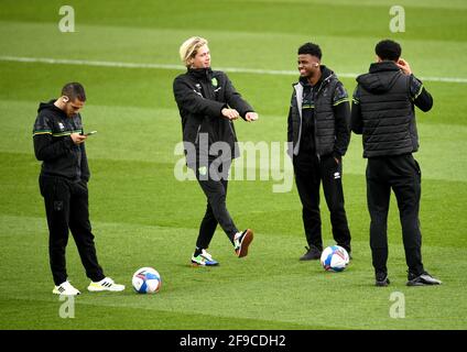 Les joueurs de Norwich City sur le terrain devant le match du championnat Sky Bet à Carrow Road, Norwich. Date de la photo: Samedi 17 avril 2021. Banque D'Images