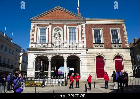 Windsor, Berkshire, Royaume-Uni. 17 avril 2021. L'historique Guildhall où Charles et Camilla se sont mariés. Les gens du coin et les visiteurs sont venus à Windsor aujourd'hui pour rendre hommage au prince Philip de HRH le jour de ses funérailles. Cependant, beaucoup ont écouté les conseils et sont restés loin en raison de la pandémie de Covid-19 en cours. Il y a eu une forte présence de police armée dans la ville avec de nombreux délégués de la gestion de la gestion des armes de petit-travail. Les funérailles du duc d’Édimbourg étaient un événement privé qui a eu lieu à la chapelle Saint-Georges, sur le terrain du château de Windsor. Crédit : Maureen McLean/Alay Banque D'Images