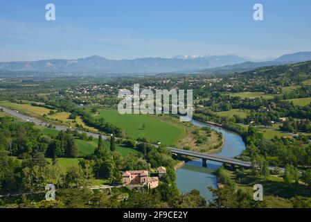 Paysage avec vue panoramique sur la vallée de la Durance vue depuis la Citadelle du village médiéval de Sisteron, Alpes-de-haute-Provence France Banque D'Images