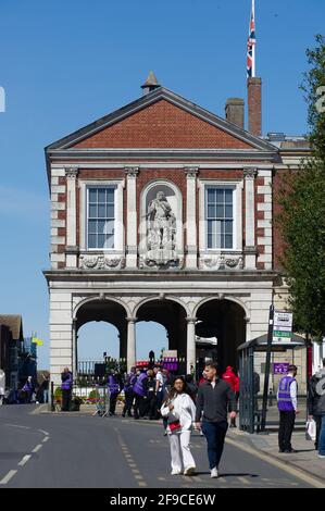 Windsor, Berkshire, Royaume-Uni. 17 avril 2021. L'historique Guildhall où Charles et Camilla se sont mariés. Les gens du coin et les visiteurs sont venus à Windsor aujourd'hui pour rendre hommage au prince Philip de HRH le jour de ses funérailles. Cependant, beaucoup ont écouté les conseils et sont restés loin en raison de la pandémie de Covid-19 en cours. Il y a eu une forte présence de police armée dans la ville avec de nombreux délégués de la gestion de la gestion des armes de petit-travail. Les funérailles du duc d’Édimbourg étaient un événement privé qui a eu lieu à la chapelle Saint-Georges, sur le terrain du château de Windsor. Crédit : Maureen McLean/Alay Banque D'Images