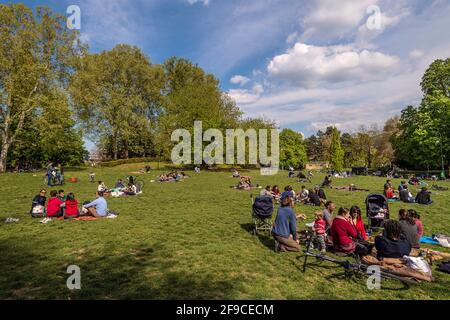 Turin, Italie. 17 avril 2021. Turin Orange zone - Printemps les gens au parc Valentino pendant la pandémie - les gens après une année de restrictions veulent être à l'extérieur et aujourd'hui semble comme un jour de printemps normal, comme s'il n'y a pas de pandémie Credit: Realy Easy Star/Alamy Live News Banque D'Images