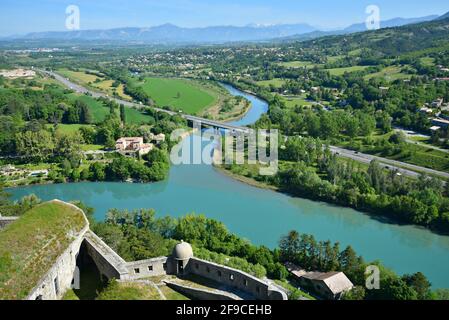 Paysage avec vue panoramique sur la vallée de la Durance vue depuis la Citadelle du village médiéval de Sisteron, Alpes-de-haute-Provence France Banque D'Images