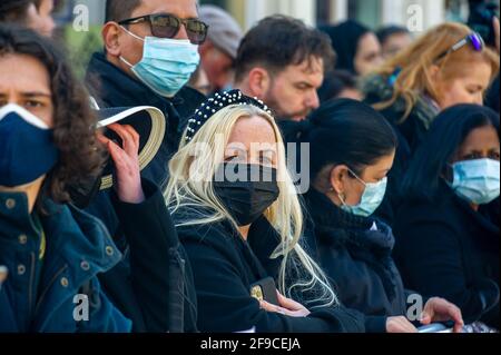 Windsor, Berkshire, Royaume-Uni. 17 avril 2021. Les gens du coin et les visiteurs sont venus à Windsor aujourd'hui pour rendre hommage au prince Philip de HRH le jour de ses funérailles. Cependant, beaucoup ont écouté les conseils et sont restés loin en raison de la pandémie de Covid-19 en cours. Il y a eu une forte présence de police armée dans la ville avec de nombreux délégués de la gestion de la gestion des armes de petit-travail. Les funérailles du duc d’Édimbourg étaient un événement privé qui a eu lieu à la chapelle Saint-Georges, sur le terrain du château de Windsor. Crédit : Maureen McLean/Alay Banque D'Images