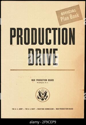 Un livret officiel de plan américain de la deuxième Guerre mondiale sur l'augmentation de la production dans L'effort de guerre appelé production Drive Banque D'Images