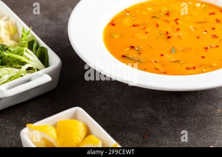 Batirik est une soupe de blé bulgur à base d'arachides grillées, de sésame et de légumes. Servi froid avec des feuilles de chou et de laitue, c'est un reci traditionnel Banque D'Images