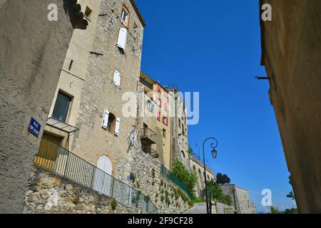 Maisons rurales de style provençal aux toits de tuiles d'argile dans le village médiéval de Sisteron dans les Alpes-de-haute-Provence France. Banque D'Images