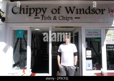 Windsor, Royaume-Uni. 17 avril 2021. Riad Terha, propriétaire de la boutique de poissons et de puces 'Chippy of Windsor', se trouve à l'extérieur de sa boutique. Le service funéraire et l'enterrement du prince Philip, duc d'Édimbourg, ont eu lieu au château de Windsor. Le prince Philip est décédé le 9 avril à l'âge de 99 ans. Credit: Larissa Schwedes/dpa/Alay Live News Banque D'Images