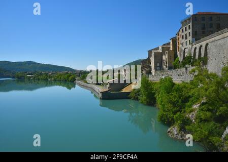 Paysage avec vue panoramique sur Sisteron un village médiéval historique sur les rives de la Durance dans les Alpes-de-haute-Provence, France. Banque D'Images