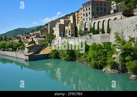 Paysage avec vue panoramique sur Sisteron un village médiéval historique sur les rives de la Durance dans les Alpes-de-haute-Provence, France. Banque D'Images