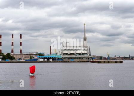 Saint-Pétersbourg, Russie – le 11 août 2020 : petit bateau avec scarlet naviguant dans l'eau sur le fond de la Station Marine Banque D'Images