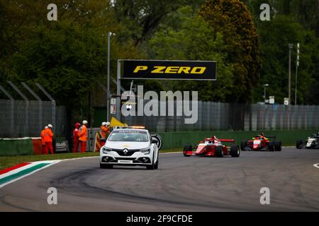 Voiture de sécurité, 12 VIDALES David, Prema Powerteam, 21 QUINN Alex, Arden, Action lors du 1er tour du Championnat régional d'Europe de Formule 2021 par Alpine du 16 au 18 avril 2021 sur l'Autodromo Internazionale Enzo e Dino Ferrari, à Imola, Italie - photo Florent Gooden / DPPI Banque D'Images