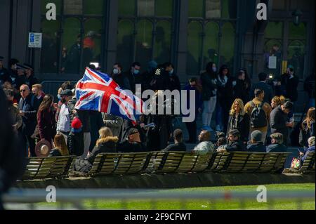 Windsor, Berkshire, Royaume-Uni. 17 avril 2021. Les gens du coin et les visiteurs sont venus à Windsor aujourd'hui pour rendre hommage au prince Philip de HRH le jour de ses funérailles. Cependant, beaucoup ont écouté les conseils et sont restés loin en raison de la pandémie de Covid-19 en cours. Il y a eu une forte présence de police armée dans la ville avec de nombreux délégués de la gestion de la gestion des armes de petit-travail. Les funérailles du duc d’Édimbourg étaient un événement privé qui a eu lieu à la chapelle Saint-Georges, sur le terrain du château de Windsor. Crédit : Maureen McLean/Alay Banque D'Images