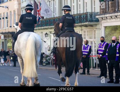 Windsor, Berkshire, Royaume-Uni. 17 avril 2021. Aujourd'hui, la police patrouille à cheval dans les rues. Les gens du coin et les visiteurs sont venus à Windsor aujourd'hui pour rendre hommage au prince Philip de HRH le jour de ses funérailles. Cependant, beaucoup ont écouté les conseils et sont restés loin en raison de la pandémie de Covid-19 en cours. Il y a eu une forte présence de police armée dans la ville avec de nombreux délégués de la gestion de la gestion des armes de petit-travail. Les funérailles du duc d’Édimbourg étaient un événement privé qui a eu lieu à la chapelle Saint-Georges, sur le terrain du château de Windsor. Crédit : Maureen McLean/Alay Banque D'Images