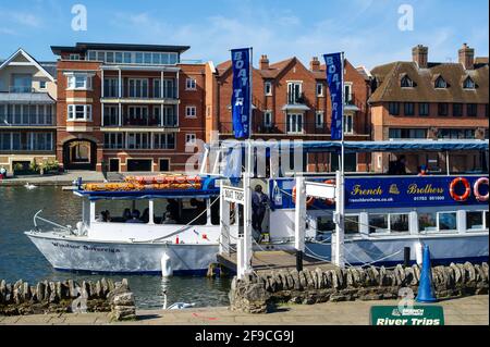 Windsor, Berkshire, Royaume-Uni. 17 avril 2021. Excursions sur la Tamise aujourd'hui. Les gens du coin et les visiteurs sont venus à Windsor aujourd'hui pour rendre hommage au prince Philip de HRH le jour de ses funérailles. Cependant, beaucoup ont écouté les conseils et sont restés loin en raison de la pandémie de Covid-19 en cours. Il y a eu une forte présence de police armée dans la ville avec de nombreux délégués de la gestion de la gestion des armes de petit-travail. Les funérailles du duc d’Édimbourg étaient un événement privé qui a eu lieu à la chapelle Saint-Georges, sur le terrain du château de Windsor. Crédit : Maureen McLean/Alay Banque D'Images