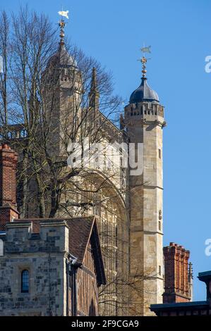 Windsor, Berkshire, Royaume-Uni. 17 avril 2021. La majestueuse chapelle Saint-Georges. Les gens du coin et les visiteurs sont venus à Windsor aujourd'hui pour rendre hommage au prince Philip de HRH le jour de ses funérailles. Cependant, beaucoup ont écouté les conseils et sont restés loin en raison de la pandémie de Covid-19 en cours. Il y a eu une forte présence de police armée dans la ville avec de nombreux délégués de la gestion de la gestion des armes de petit-travail. Les funérailles du duc d’Édimbourg étaient un événement privé qui a eu lieu à la chapelle Saint-Georges, sur le terrain du château de Windsor. Crédit : Maureen McLean/Alay Banque D'Images