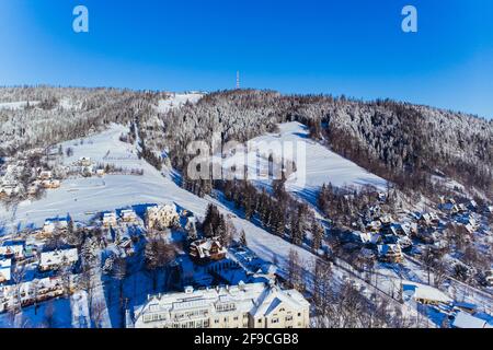 Matin froid au-dessus de la ville de Zakopane en Pologne couverte de neige avec des montagnes en arrière-plan. Antenne. Vidéos 4k de haute qualité Banque D'Images