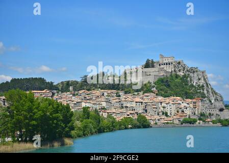 Paysage avec vue panoramique sur Sisteron un village médiéval historique sur les rives de la Durance dans les Alpes-de-haute-Provence, France. Banque D'Images