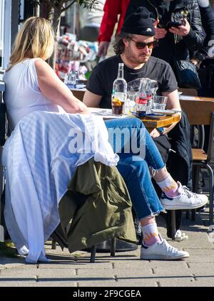 Windsor, Berkshire, Royaume-Uni. 17 avril 2021. Dîner en plein air. Les gens du coin et les visiteurs sont venus à Windsor aujourd'hui pour rendre hommage au prince Philip de HRH le jour de ses funérailles. Cependant, beaucoup ont écouté les conseils et sont restés loin en raison de la pandémie de Covid-19 en cours. Il y a eu une forte présence de police armée dans la ville avec de nombreux délégués de la gestion de la gestion des armes de petit-travail. Les funérailles du duc d’Édimbourg étaient un événement privé qui a eu lieu à la chapelle Saint-Georges, sur le terrain du château de Windsor. Crédit : Maureen McLean/Alay Banque D'Images