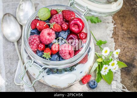 Alimentation saine et en forme. Muesli sain avec baies et yaourt. Banque D'Images